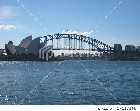 真夏のオペラハウス＆ハーバーブリッジをロイヤル・ボタニック・ガーデンから望む 17117369