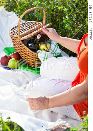Enjoyng lunch, picnic outdoors Enjoyng lunch, picnic outdoors 17118494