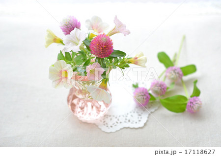 ピンクの花のアレンジメント 17118627