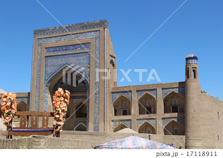 世界遺産　ヒヴァのムハンマド・アミン・ハン・メドレセ　ウズベキスタン 17118911