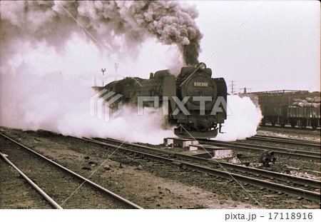 北海道長万部を発車して行くD52貨物列車　昭和45年 17118916