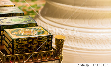 アラブ首長国連邦　UAE　シェイク・ザイード・グランドモスク内のコラーン 17120107