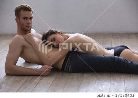 Lovers lie on the floor  17120403
