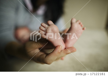 mother holding baby feet in hand 17122161