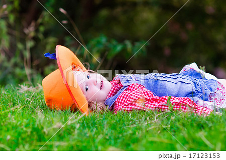 Little girl playing with toy horse in cowboy costume Little girl playing with toy horse in cowboy costume 17123153