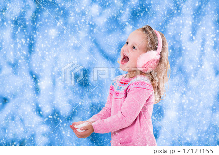 Little girl catching snow flakes 17123155