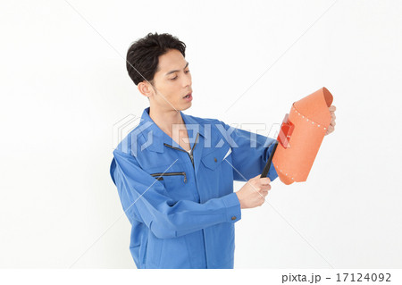 溶接マスクを持った男性作業員 溶接マスクを持った男性作業員 17124092