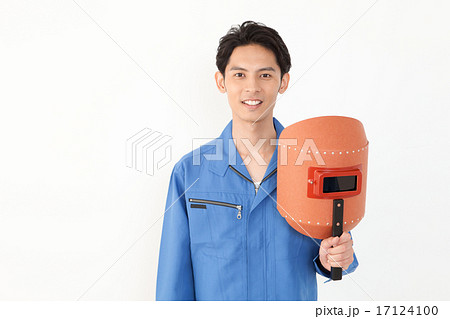 溶接マスクを持った男性作業員 17124100