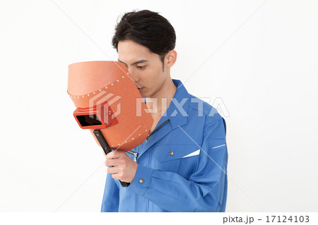 溶接マスクを持った男性作業員 17124103