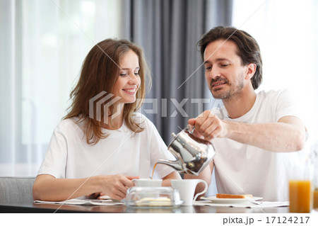 couple eating breakfast couple eating breakfast 17124217