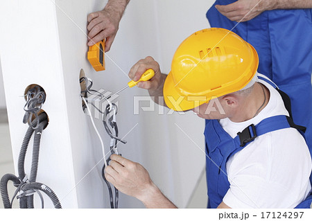electrician at work 17124297