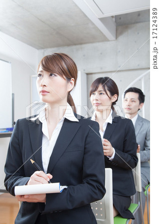 ビジネス　セミナー　研修　聴講するビジネスマン・ビジネスウーマン 17124389