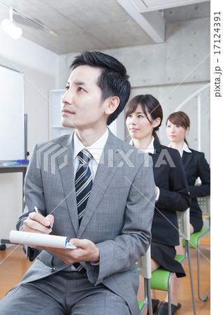 ビジネス　セミナー　研修　聴講するビジネスマン・ビジネスウーマン 17124391