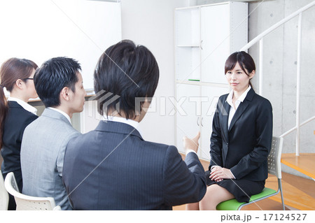 ビジネス　就職　転職　面接シーン 17124527