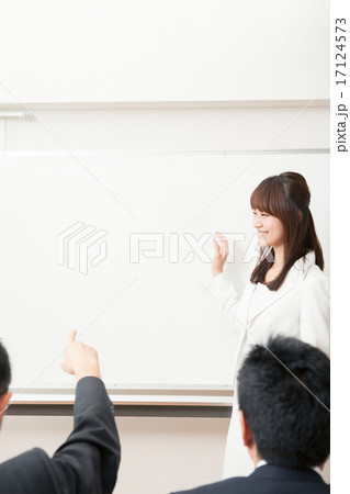 ビジネス セミナー風景 女性講師 ビジネス セミナー風景 女性講師 17124573