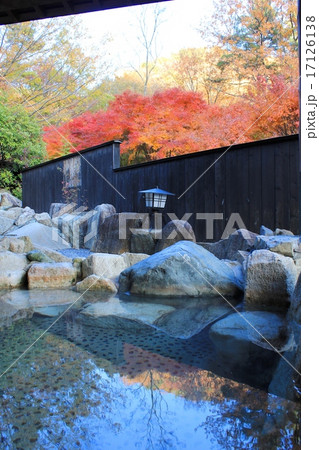 秋の紅葉と露天風呂 秋の紅葉と露天風呂 17126138