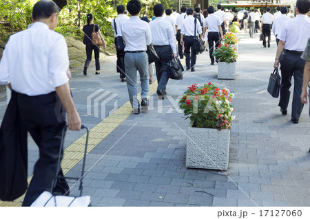 通勤 日本最大級の新宿ビジネス街を歩く人々 通勤 日本最大級の新宿ビジネス街を歩く人々 17127060