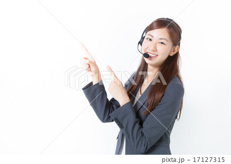 指差しをする女性オペレーター 17127315