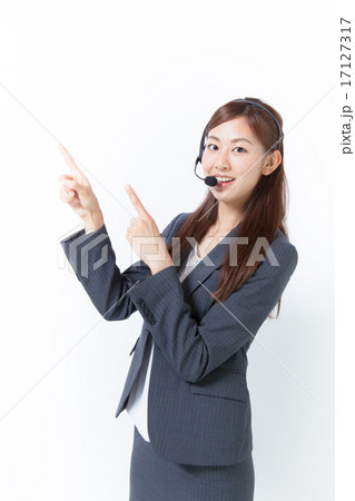 指差しをする女性オペレーター 指差しをする女性オペレーター 17127317