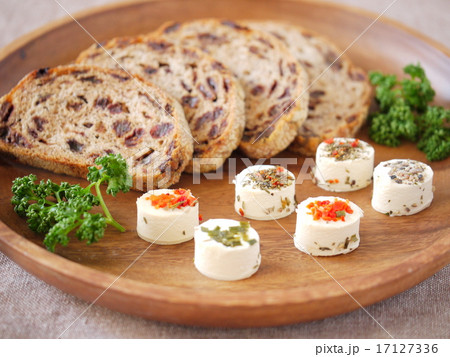 クリームチーズのオードブルとカレンズブレッド(横位置) クリームチーズのオードブルとカレンズブレッド(横位置) 17127336