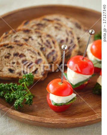 カプレーゼのピンチョス (縦位置) カプレーゼのピンチョス (縦位置) 17127340