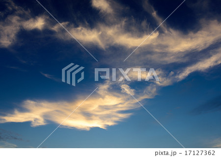 群青色の空と雲の写真素材