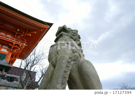 A lion sculpture in Kiyomizu-dera 17127394