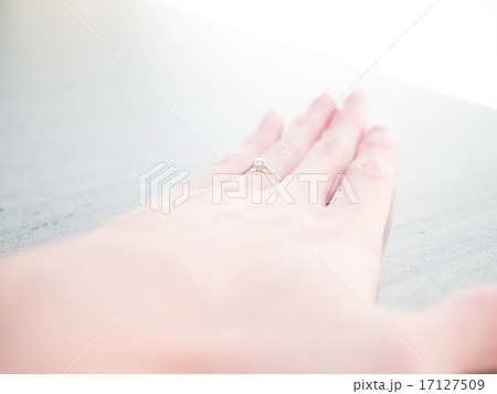 左手薬指の婚約指輪 17127509