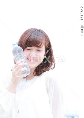 ペットボトルの水を飲む透明感抜群の女の子 17128421