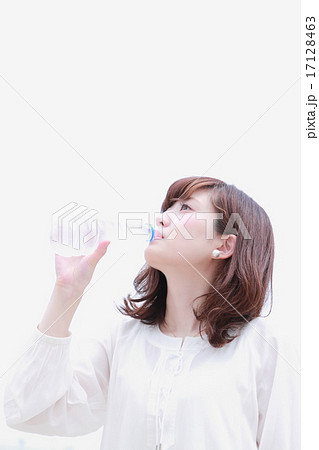 ペットボトルの水を飲む透明感抜群の女の子の写真素材