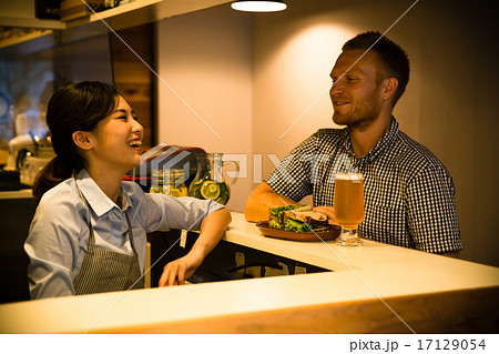 カフェ店員とお客さん カフェ店員とお客さん 17129054