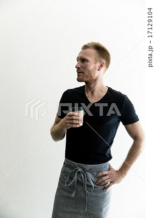 コーヒーを持つ外国人男性 17129104