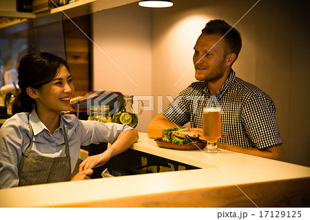 カフェ店員とお客さん カフェ店員とお客さん 17129125