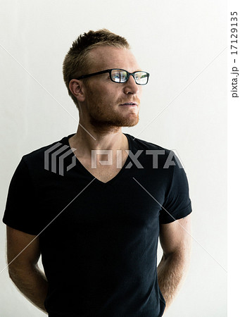 黒いtシャツの外国人男性の写真素材