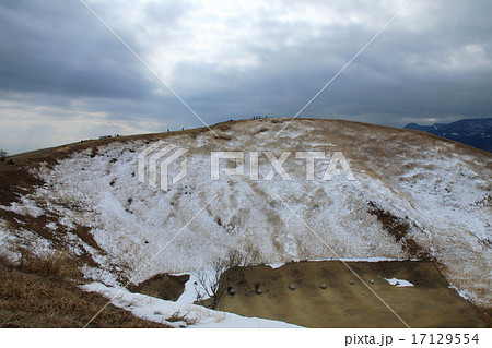雪の伊豆大室山山頂 17129554