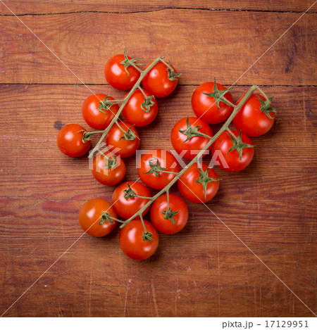Tomato branch on vintage wood table 17129951