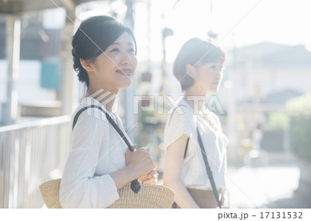 電車を待つ女子二人 17131532