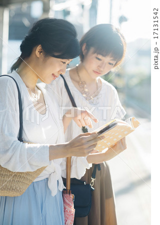 ガイドブックを見る女性たち 17131542