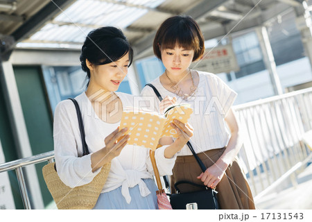 ガイドブックを見る女性たち ガイドブックを見る女性たち 17131543