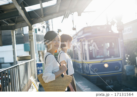 電車を待つ女子二人 17131564