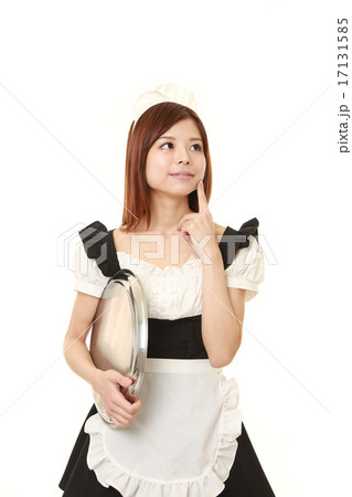 考え事をするメイド服の女性 17131585