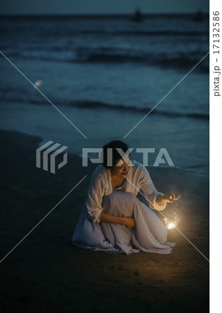 花火をする女性 17132586
