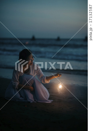 花火をする女性 17132587