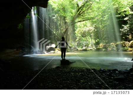 清涼の鍋ケ滝 マイナスイオンを全身に浴びる女性 熊本県 清涼の鍋ケ滝 マイナスイオンを全身に浴びる女性 熊本県 17135073