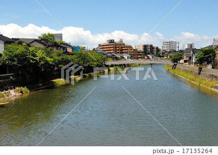 浅野川大橋より金沢茶屋街かずえ町を望む 浅野川大橋より金沢茶屋街かずえ町を望む 17135264