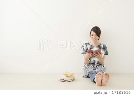 本を読む女性 本を読む女性 17135616