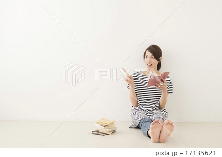 本を読む女性 17135621