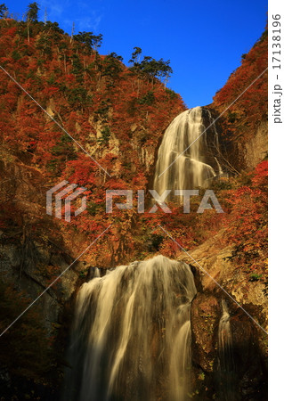 秋田県阿仁町 立又渓谷 紅葉の安の滝 秋田県阿仁町 立又渓谷 紅葉の安の滝 17138196