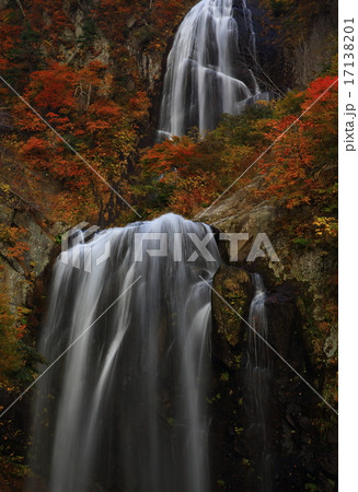 秋田県阿仁町　立又渓谷　紅葉の安の滝 17138201
