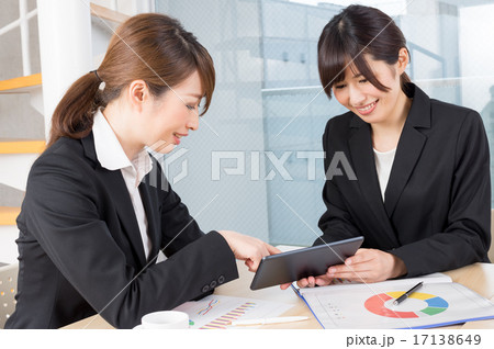 女性二人による楽しそうな会議 女性二人による楽しそうな会議 17138649